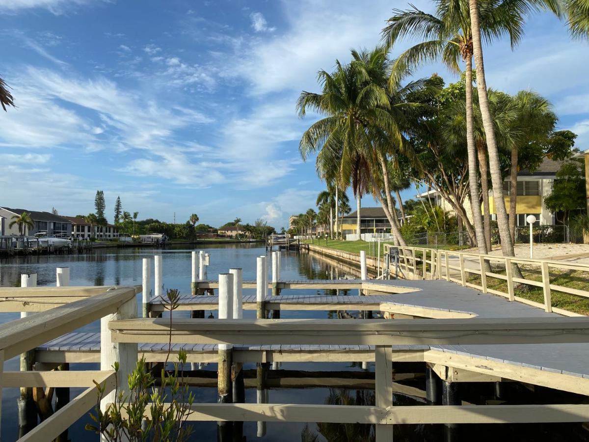 Hideaway Waterfront Resort Cape Coral Exteriör bild